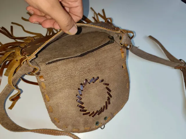 Bolso de cuero con piedra turquesa