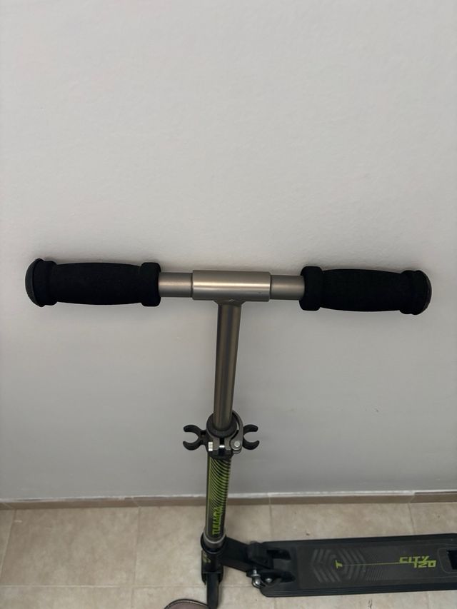 Patinete infantil negro y verde