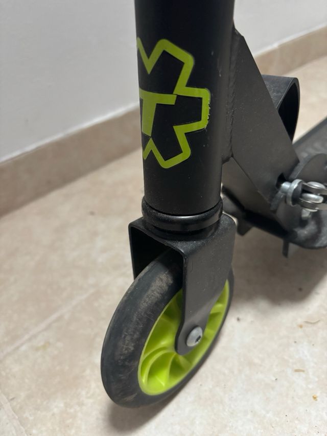 Patinete infantil negro y verde