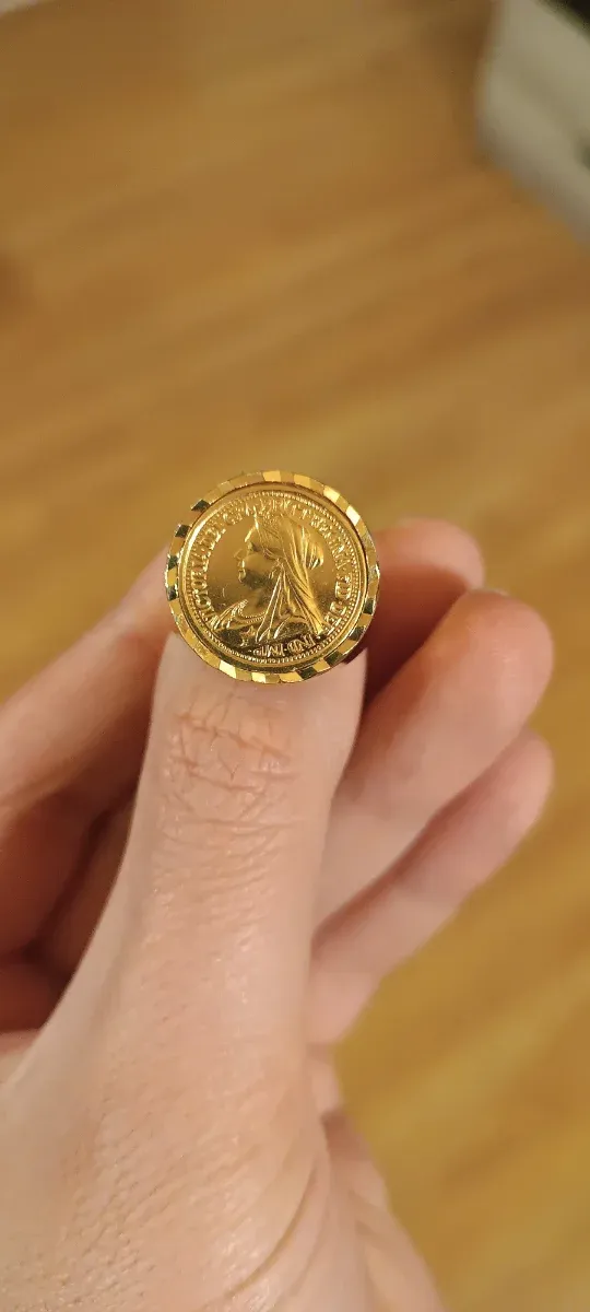 Anillo latón antiguo de la Reyna victoria