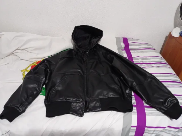 Cazadora de piel negra con capucha