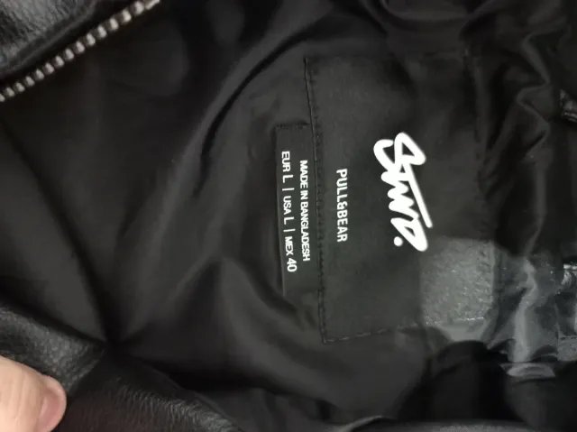 Cazadora de piel negra con capucha