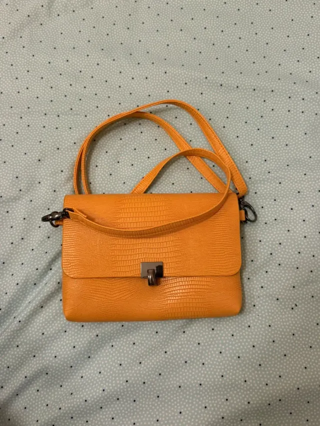 Bolso mostaza con textura de lagarto