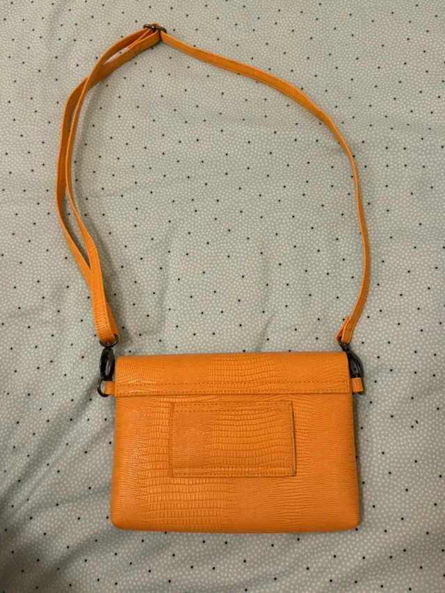 Bolso mostaza con textura de lagarto