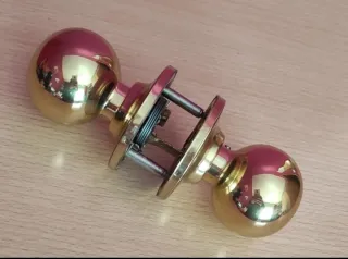 Pomo de puerta dorado