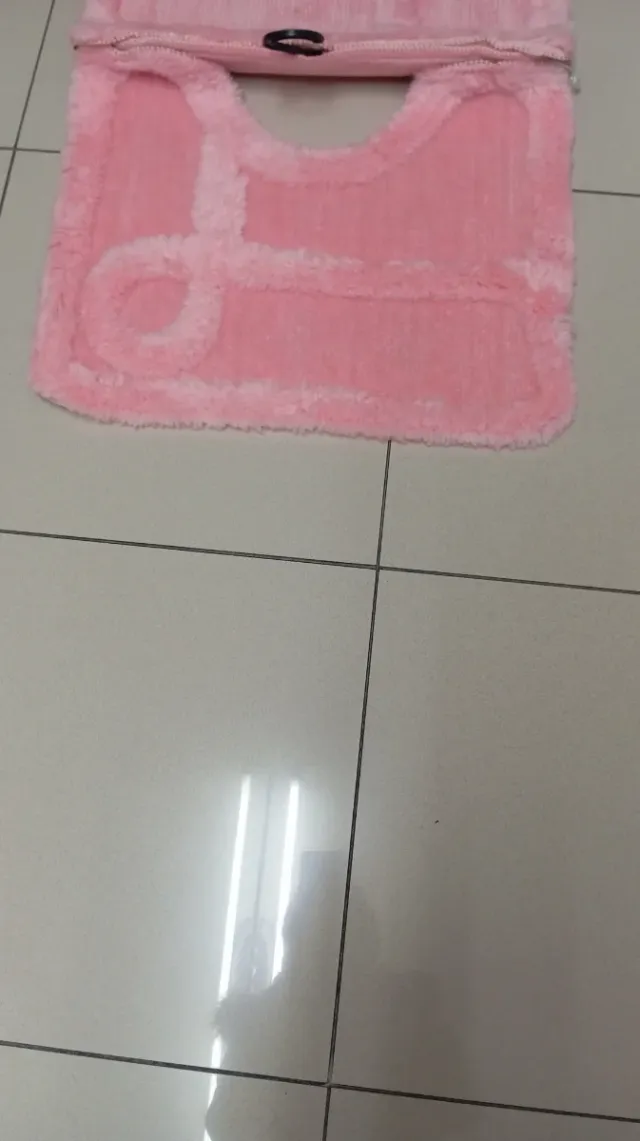 Juego de 3 alfombras de baño rosa.