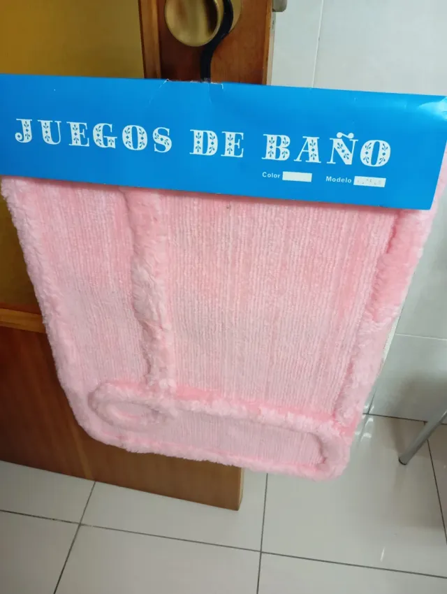 Juego de 3 alfombras de baño rosa.