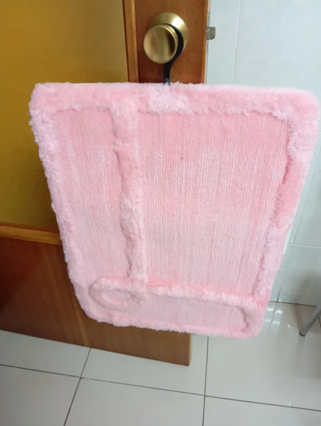 Juego de 3 alfombras de baño rosa.