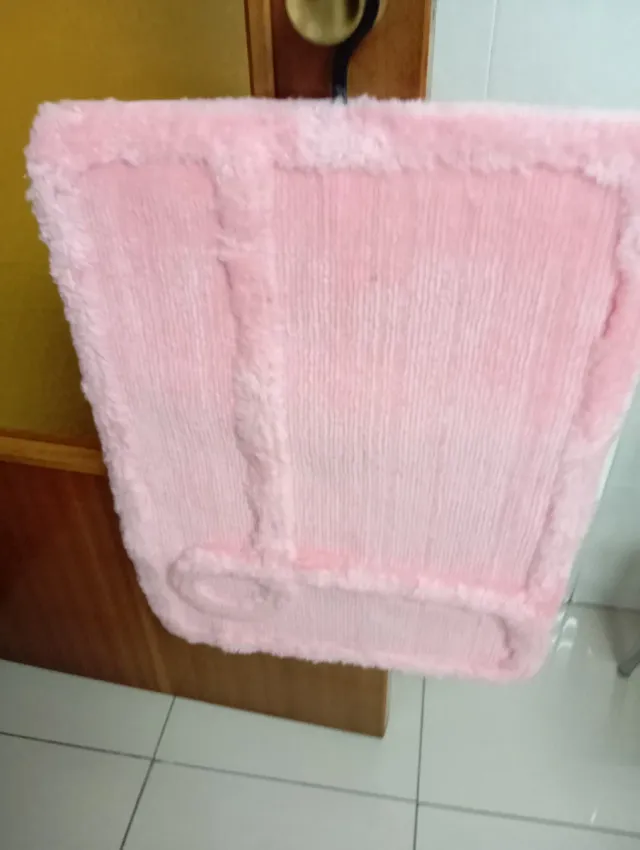 Juego de 3 alfombras de baño rosa.