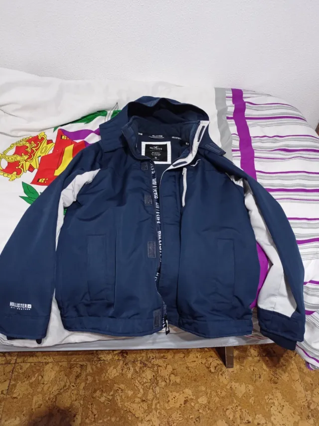 Chaqueta Hollister Azul y Blanca Con Capucha