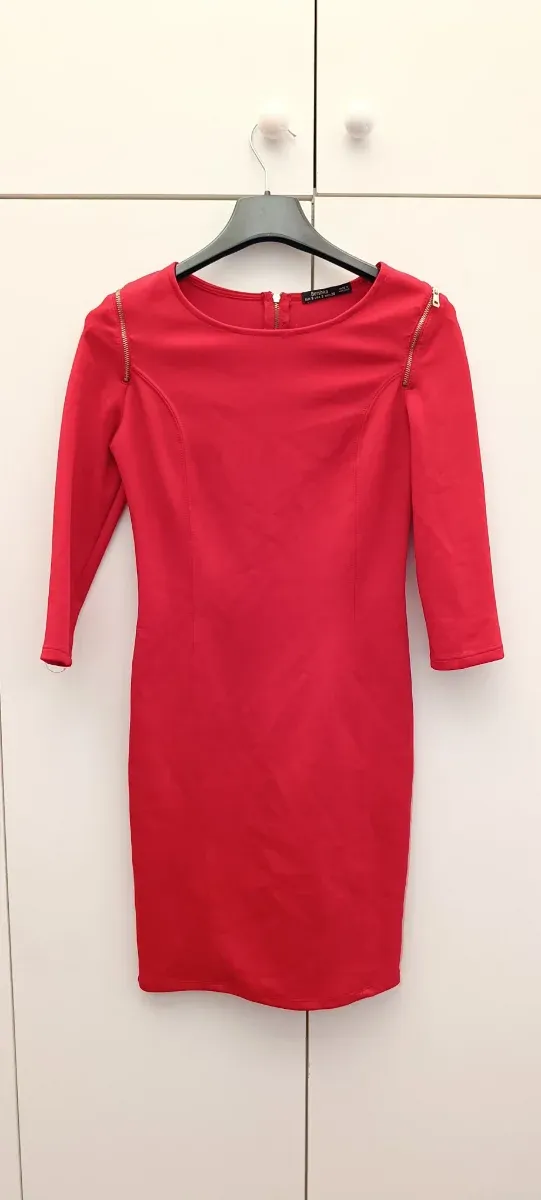 Vestido rojo con cremallera dorada
