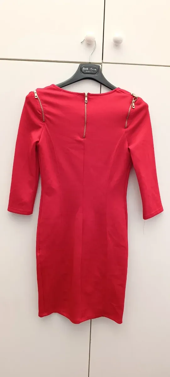 Vestido rojo con cremallera dorada