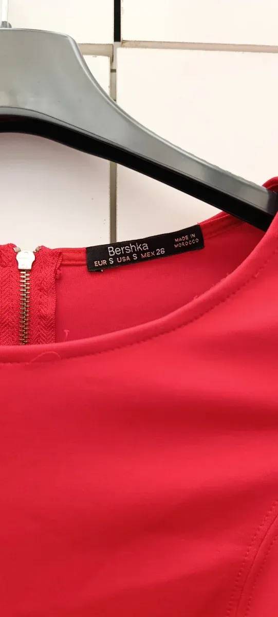 Vestido rojo con cremallera dorada