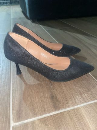 Zapatos de tacón negros con purpurina
