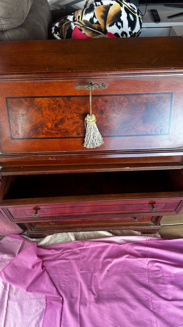 Buró de madera marrón