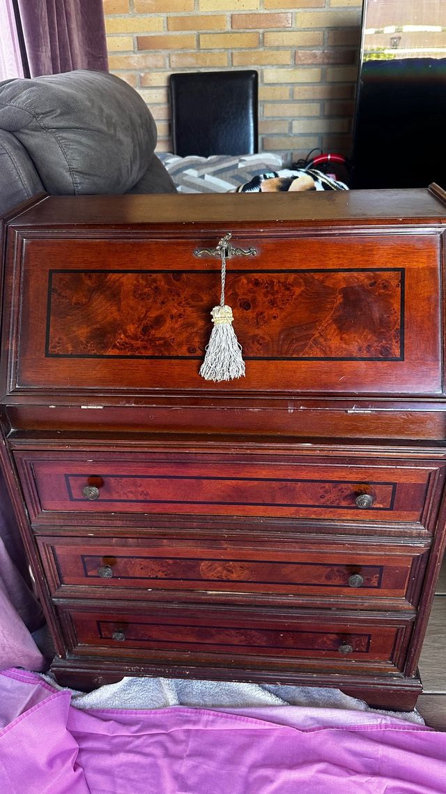 Buró de madera marrón