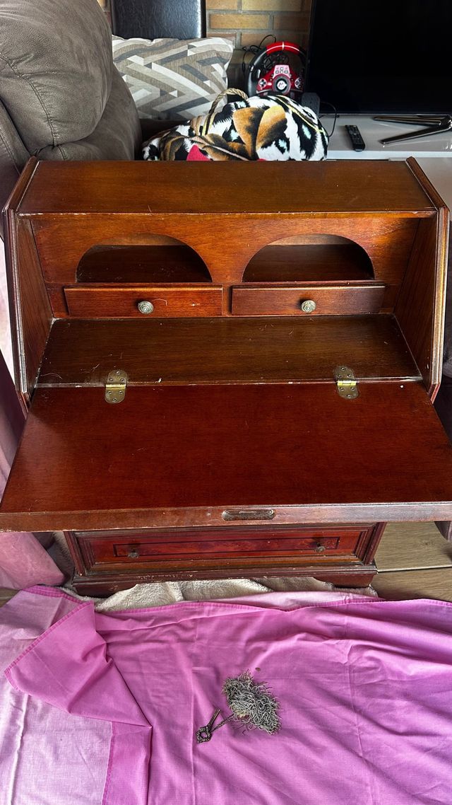 Buró de madera marrón