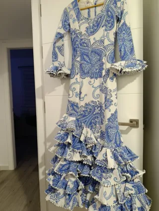 Traje de flamenca azul y blanco