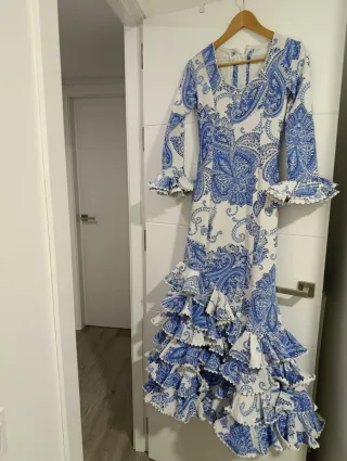 Traje de flamenca azul y blanco