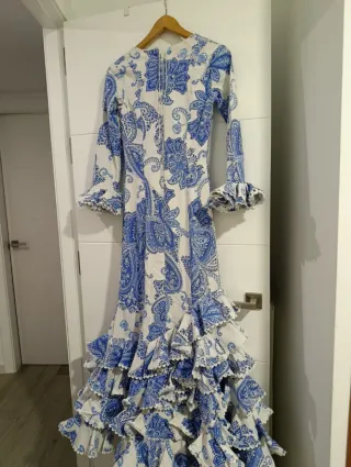 Traje de flamenca azul y blanco