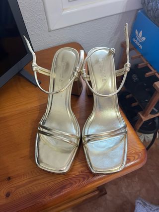 Sandalias tacón dorado