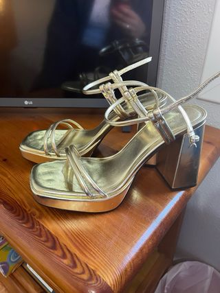 Sandalias tacón dorado