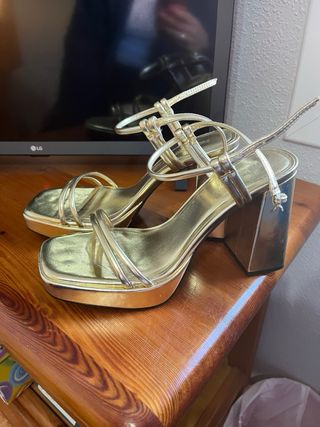 Sandalias tacón dorado