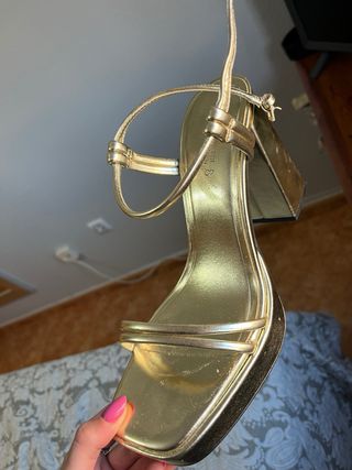 Sandalias tacón dorado