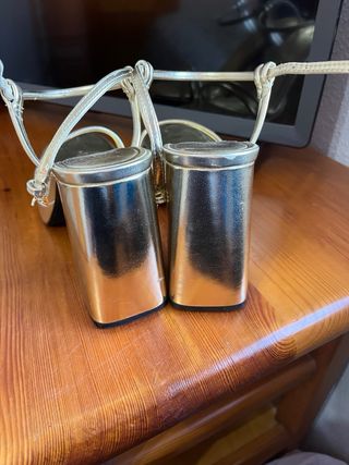 Sandalias tacón dorado