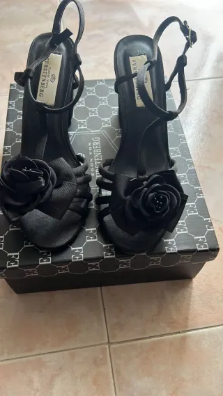 Sandali Egon Von Fürstenberg neri con tacco