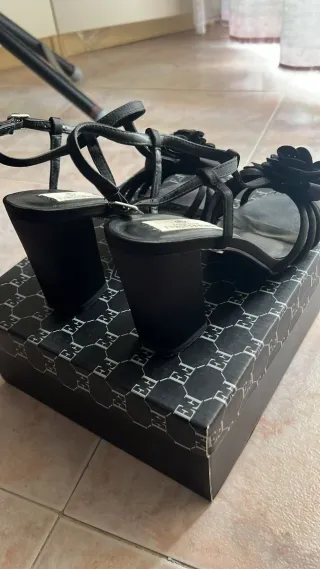 Sandali Egon Von Fürstenberg neri con tacco