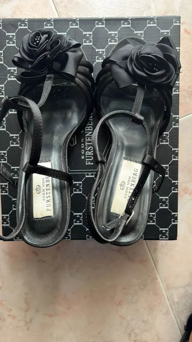 Sandali Egon Von Fürstenberg neri con tacco