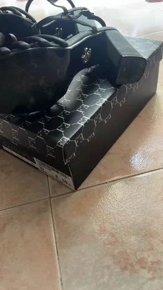 Sandali Egon Von Fürstenberg neri con tacco