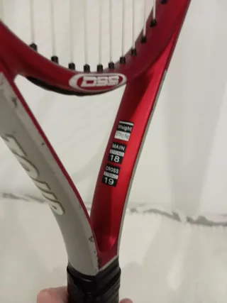 Raqueta de Tenis Roja y Plateada