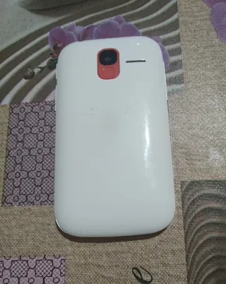 ALCATEL 2004C LIBRE BLANCO Y NEGRO