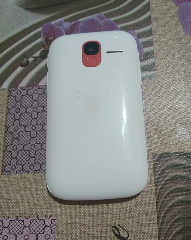 ALCATEL 2004C LIBRE BLANCO Y NEGRO