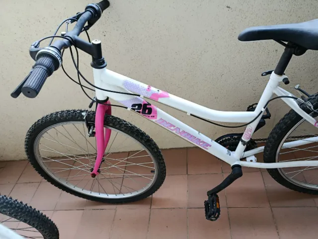 Bicicleta chica blanca y rosa