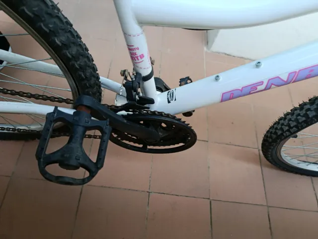 Bicicleta chica blanca y rosa