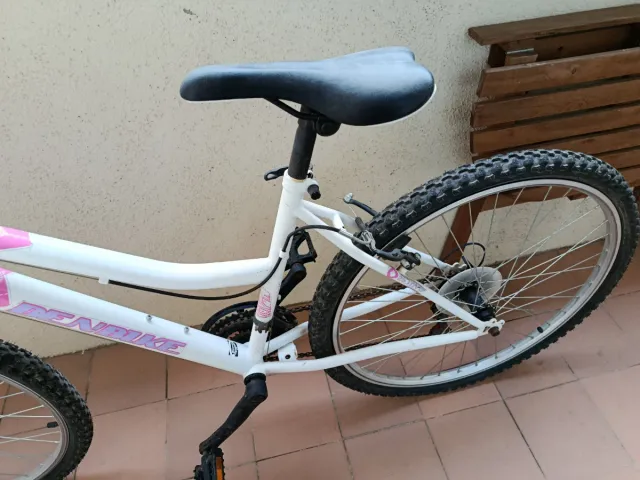 Bicicleta chica blanca y rosa