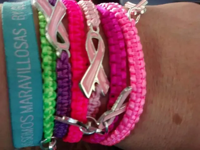 Pulseras Artesanales Lazo Rosa