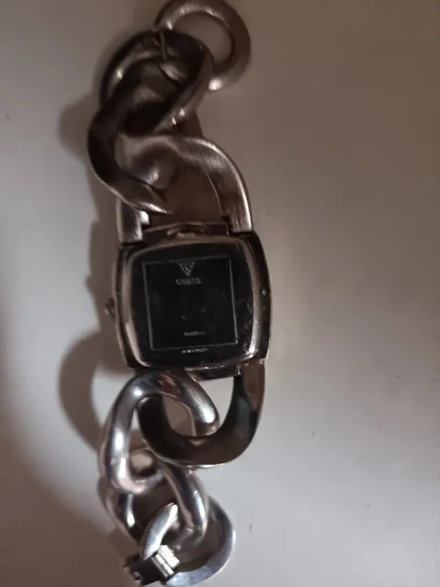 Reloj Guess plateado con eslabones