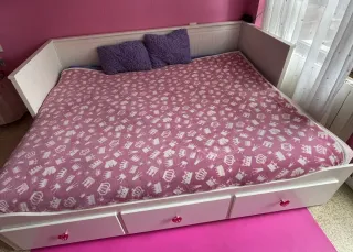 Diván de madera con cajones