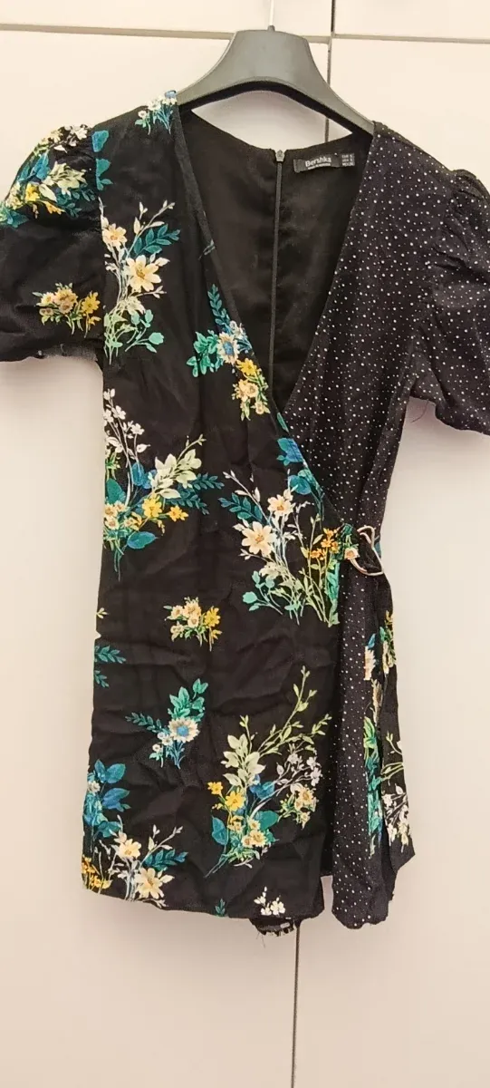 Vestido Bershka floral y lunares XS