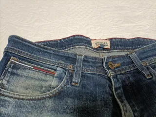 Pantalón vaquero Tommy Hilfiger.