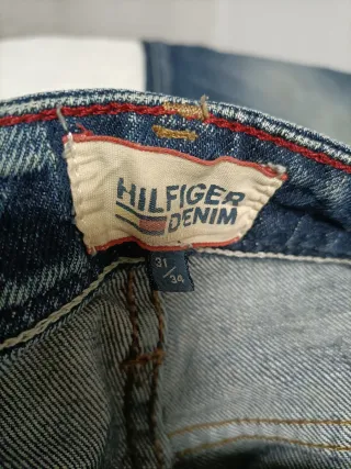 Pantalón vaquero Tommy Hilfiger.