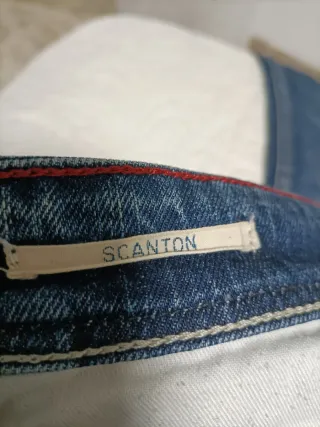 Pantalón vaquero Tommy Hilfiger.