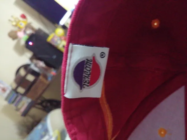 Gorra roja y amarilla con bordado