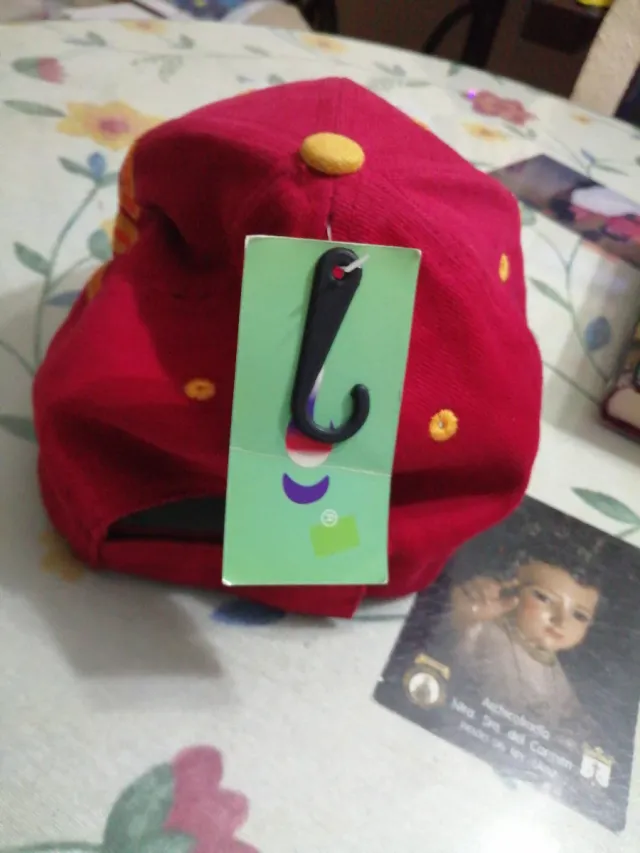 Gorra roja y amarilla con bordado