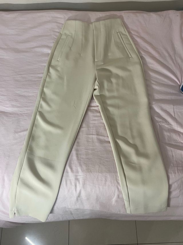 Pantalones beige ajustados