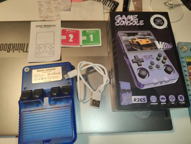 Console de Videogames R36S